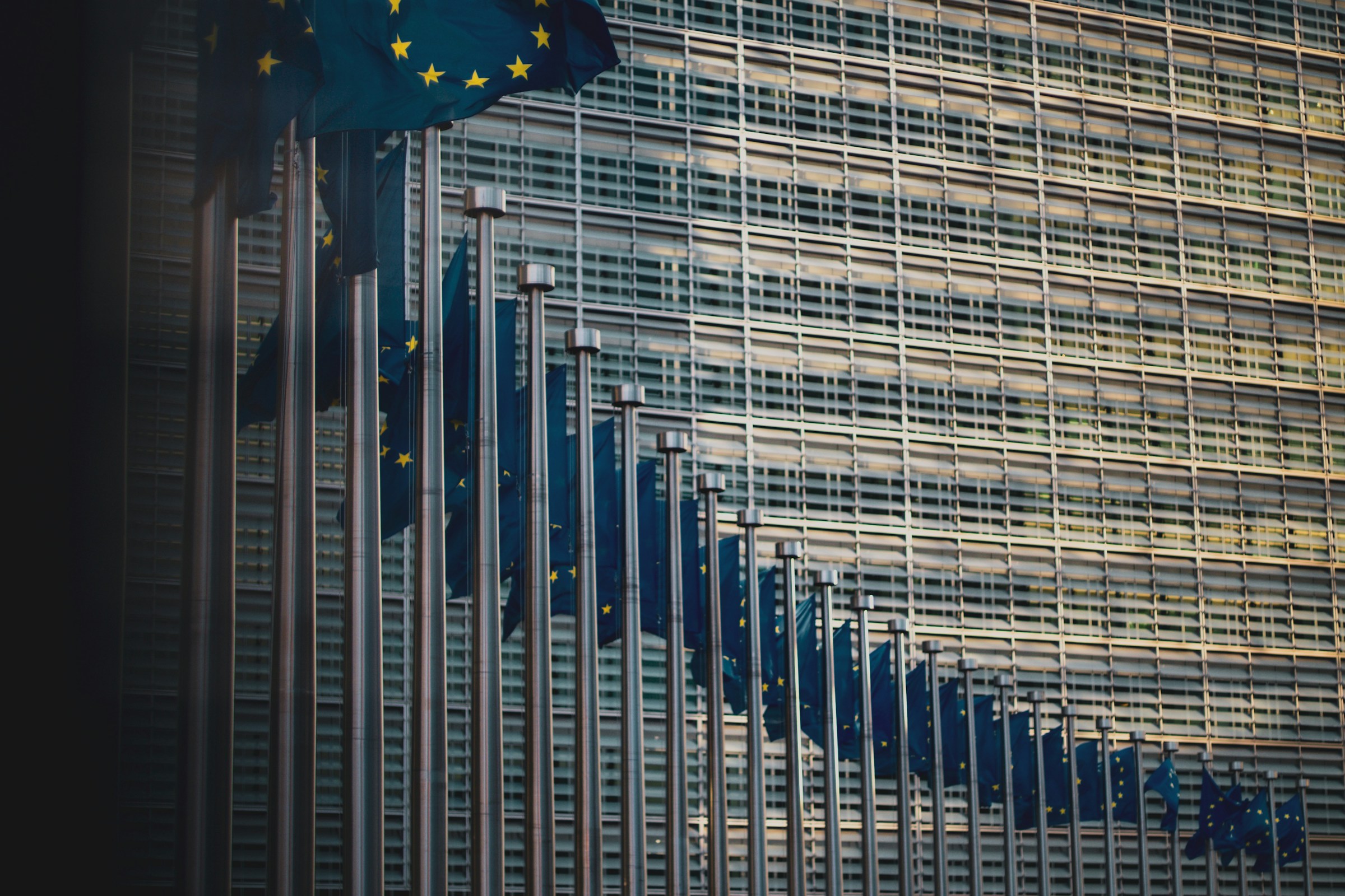 Europaflaggen vor dem Gebäude der Europäischen Kommission